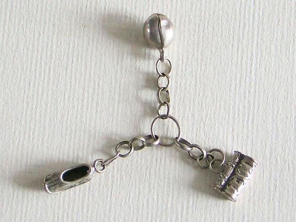 Miniature pendant with a peach, a shoe and a lock – (0331)